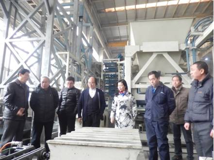 仁創(chuàng)集團秦升益董事長蒞臨銀馬免燒磚機指導工作
